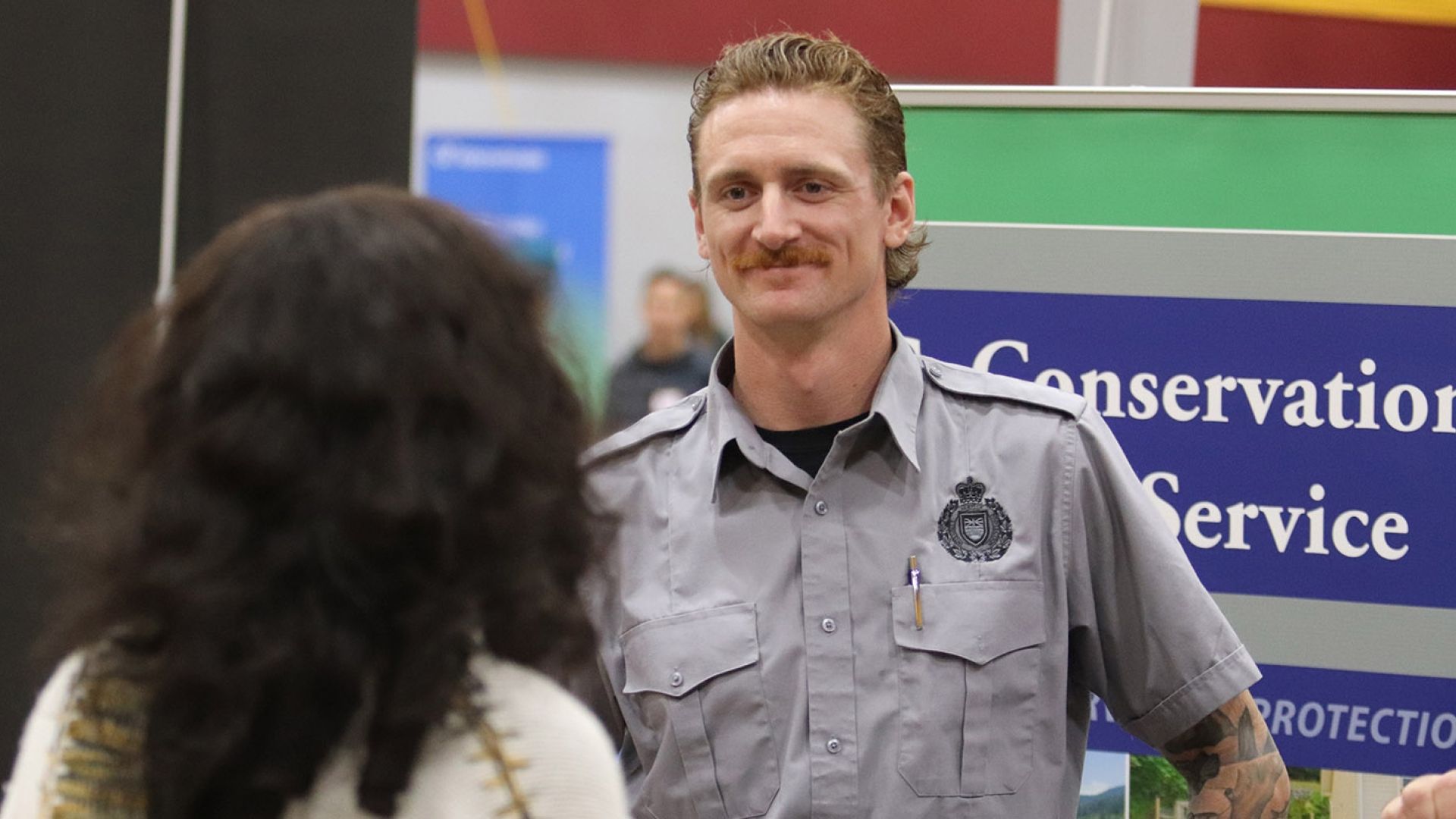A smiling police officer talks to a student