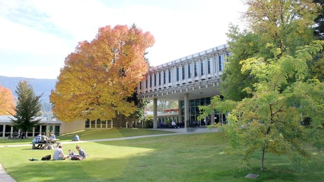 Students out in the sun at Castlegar Campus