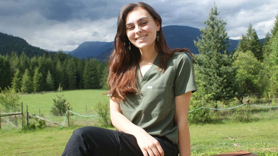 Class of 2025 valedictorian Hannah Mounsey sitting on a bench