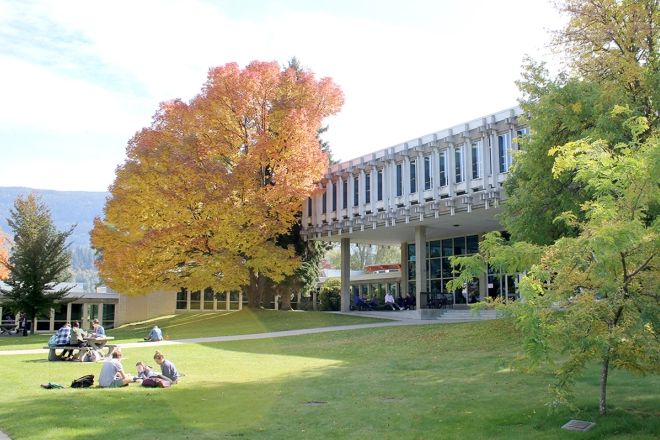 Students out in the sun at Castlegar Campus